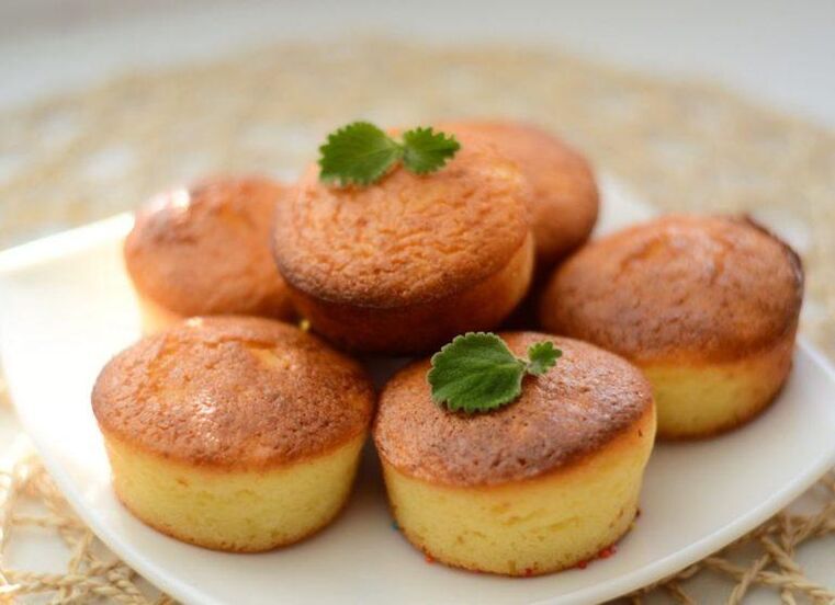 Hüttenkäse-Pfannkuchen sind ein beliebtes Gericht auf dem Milchtagesmenü der Sechs-Blütenblatt-Diät. 