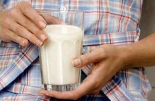 Ein Mädchen nimmt mit Kefir ab