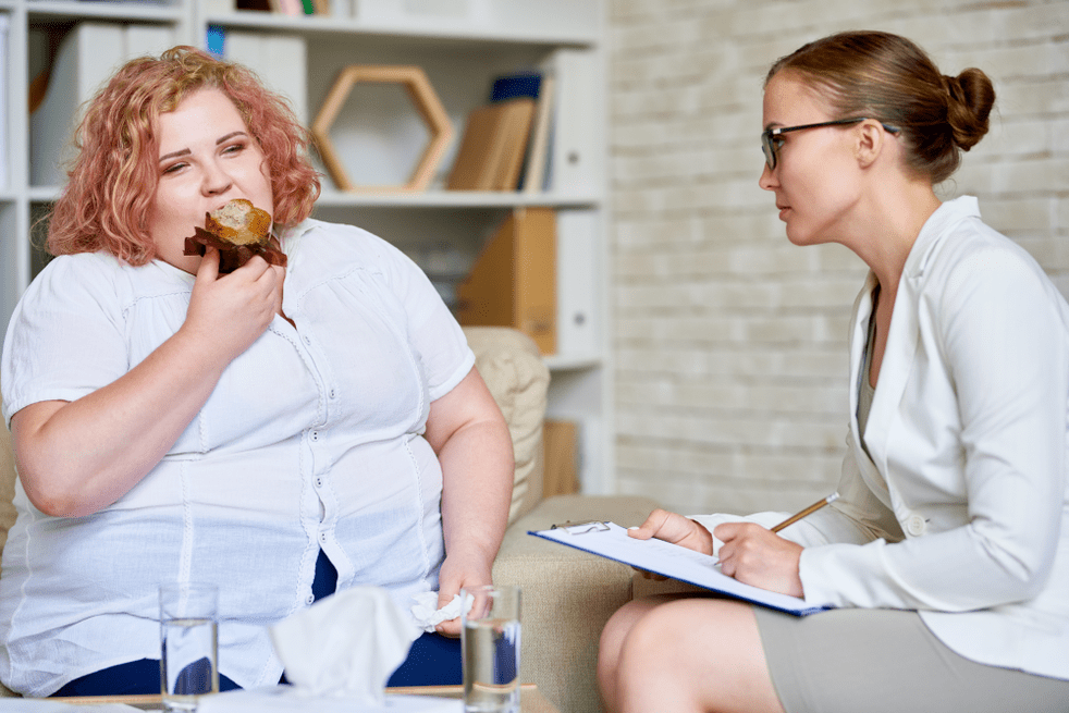 Übergewichtige Frau bei einem Facharzttermin